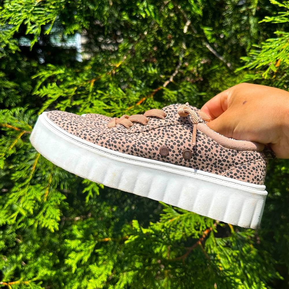 ROXY PLATFORM ANIMAL SNEAKERS. CONDITION IS USED. SZ 7W.